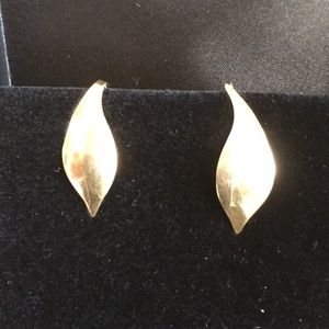 HPD 👏🏽🎉💰🔥14 karat gold earrings from Aspen CO